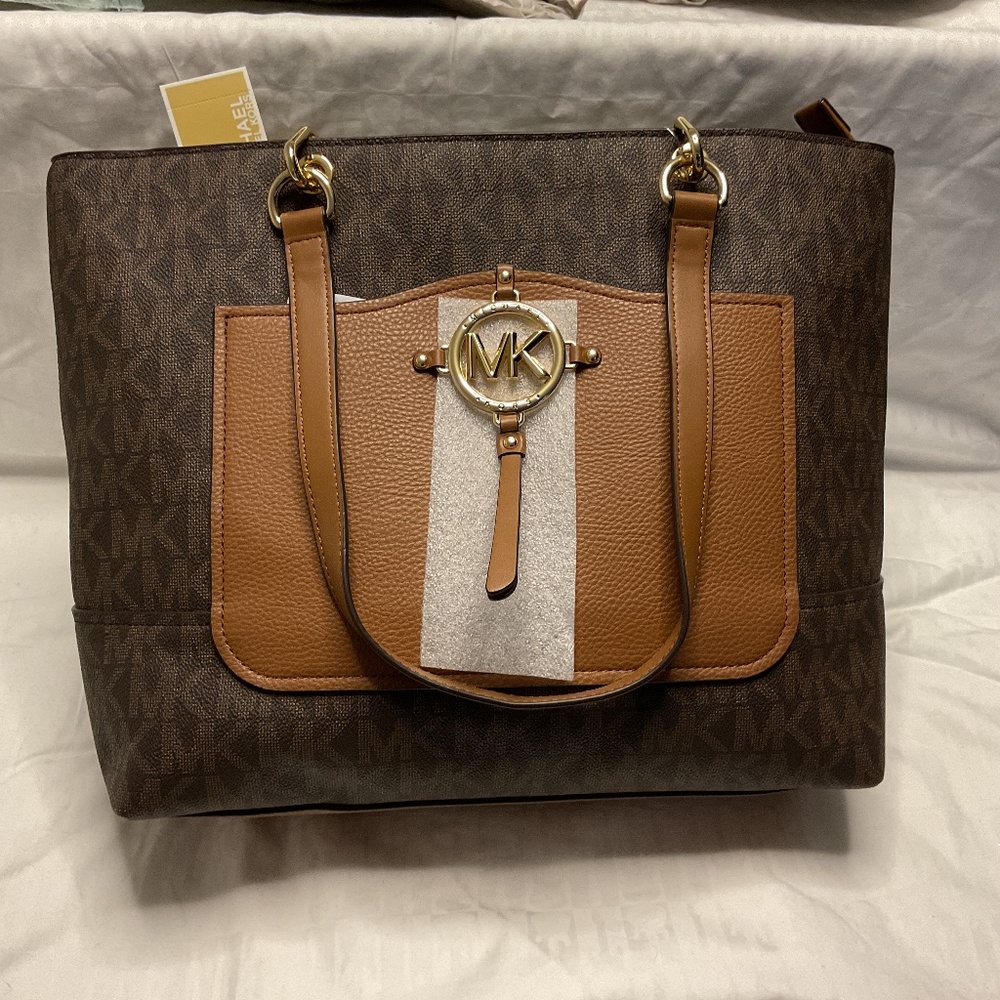 * Michael Kors AMY Large Tote  (NEW WITH TAG )